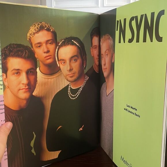 Vintage ‘N SYNC Hardcover Biography Book 2000 Excellent Used Condition 12” x 9” - Picture 4 of 6